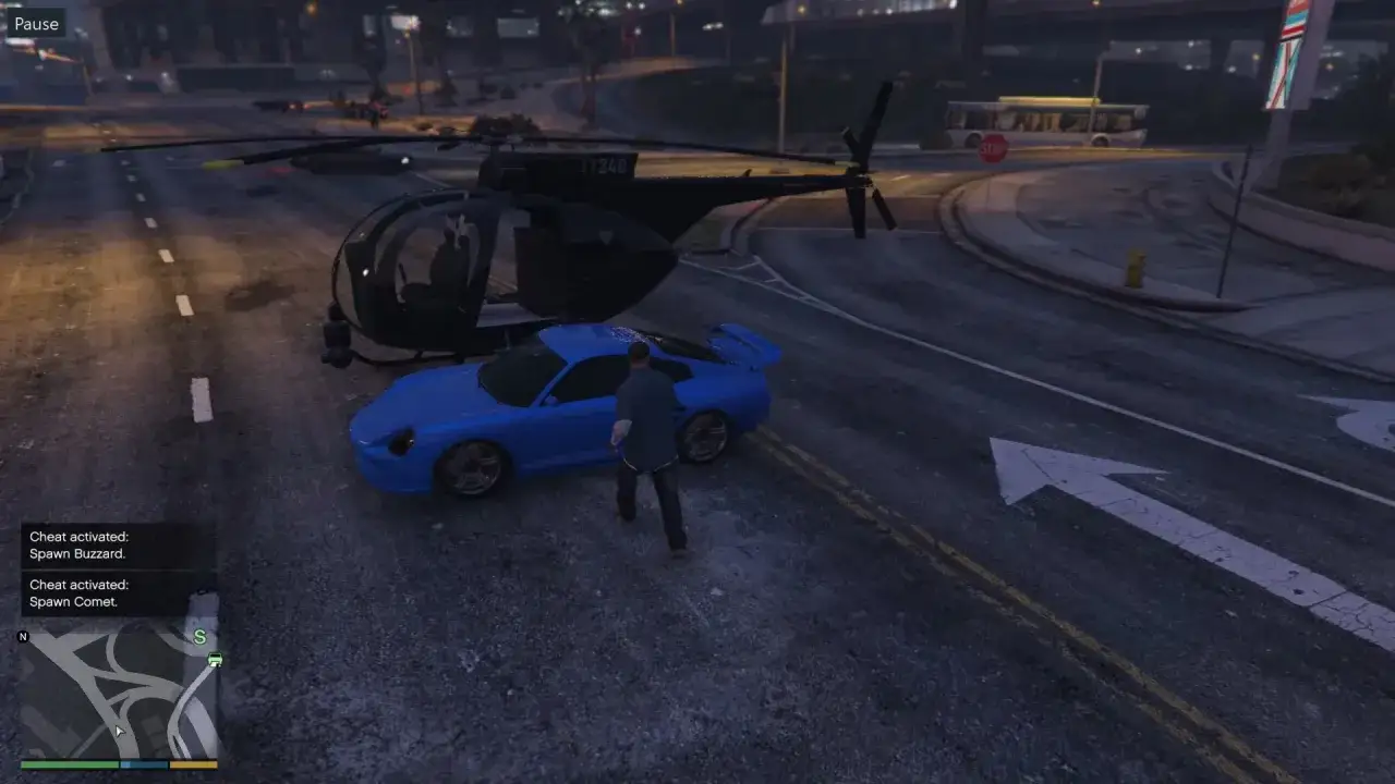 Un personaje en GTA 5 PC usa trucos para hacer aparecer un helic&oacute;ptero Buzzard y un coche Comet azul.