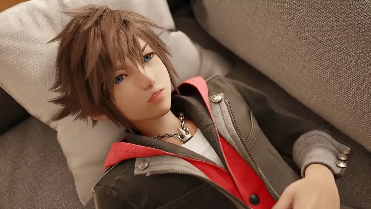 Sora, protagonista de Kingdom Hearts IV, descansa en un sofá, con su icónico collar de corona.