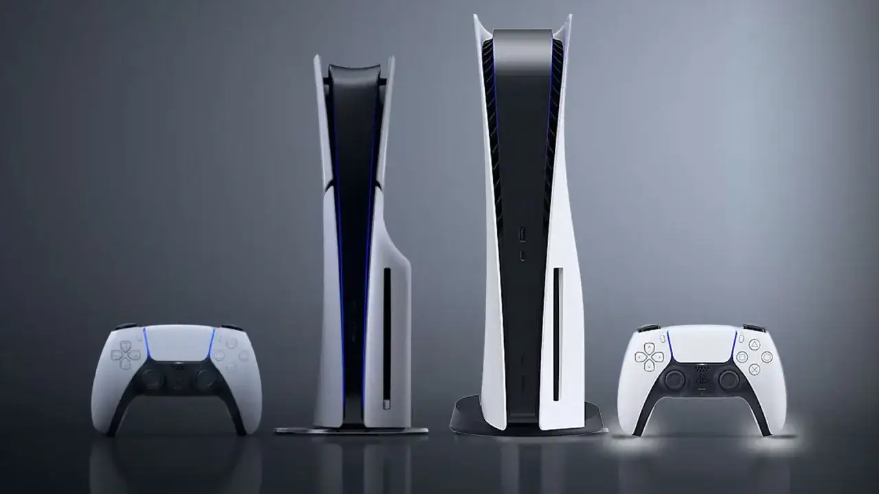 Dos consolas PS5 y dos mandos DualSense blancos sobre fondo gris.