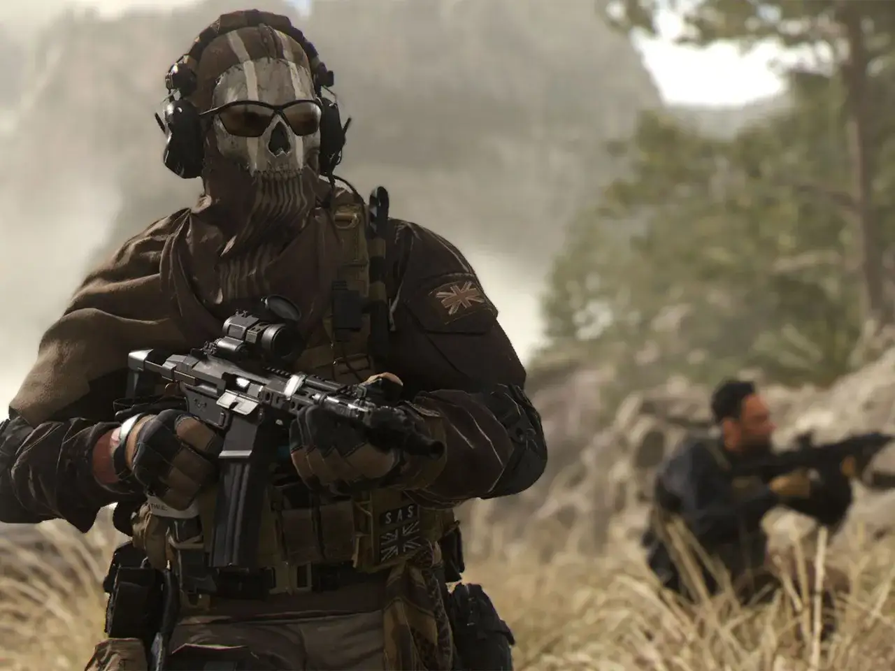 Soldado con m&aacute;scara de calavera y gafas de sol, listo para la acci&oacute;n en Call of Duty. Otro soldado en segundo plano.