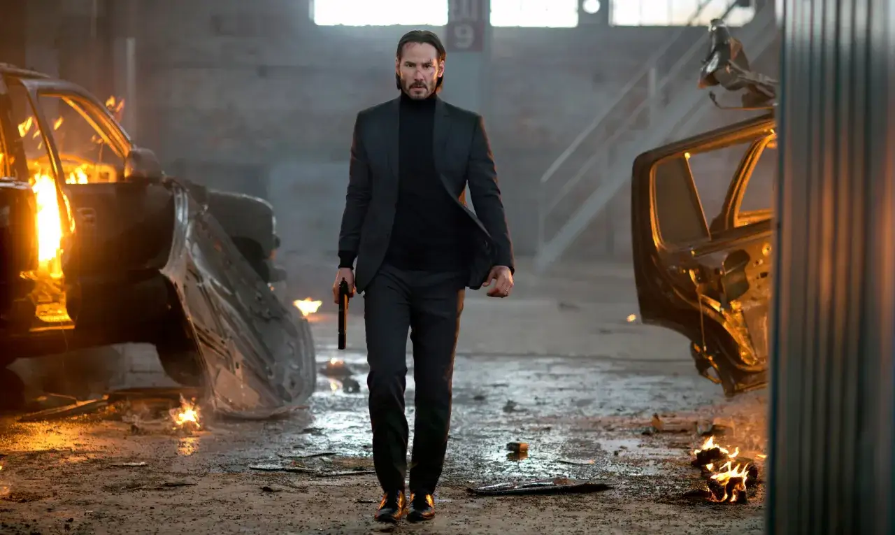 John Wick camina entre coches en llamas, listo para la acci&oacute;n de John Wick 5.