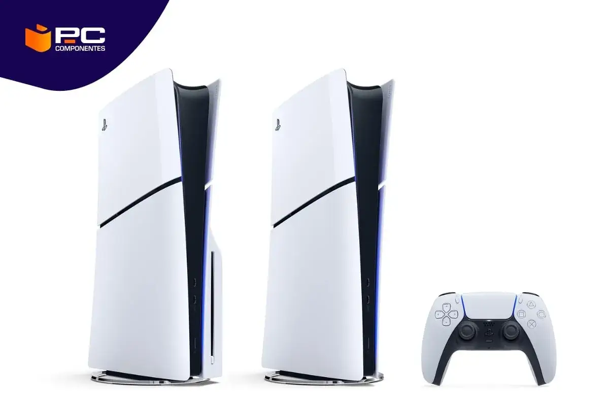 Dos consolas PlayStation 5 y un mando DualSense, listas para la acci&oacute;n cuando salio la Play 5.