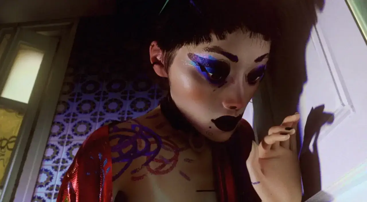 Una mujer con maquillaje dram&aacute;tico y tatuajes corporales, evocando el estilo de 