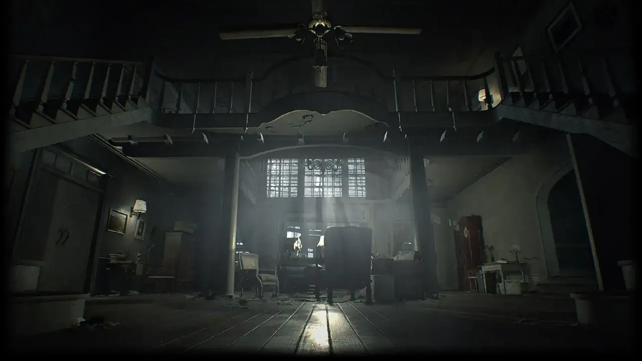 Interior de una mansi&oacute;n abandonada, con escaleras, muebles polvorientos y luz tenue. Un escenario perfecto para tu gu&iacute;a Resident Evil 7.