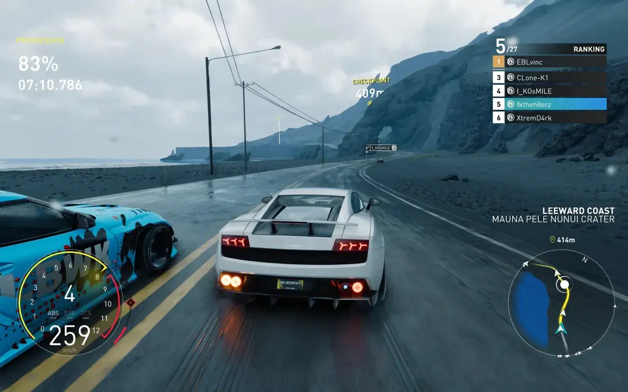 Carrera en juegos de coches pc, dos superdeportivos compiten en una carretera costera bajo un cielo nublado.