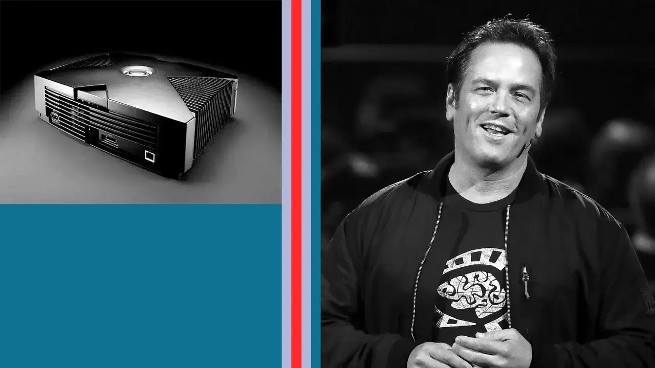 Phil Spencer sonr&iacute;e junto a la ic&oacute;nica Xbox original, un s&iacute;mbolo de su legado en los videojuegos.