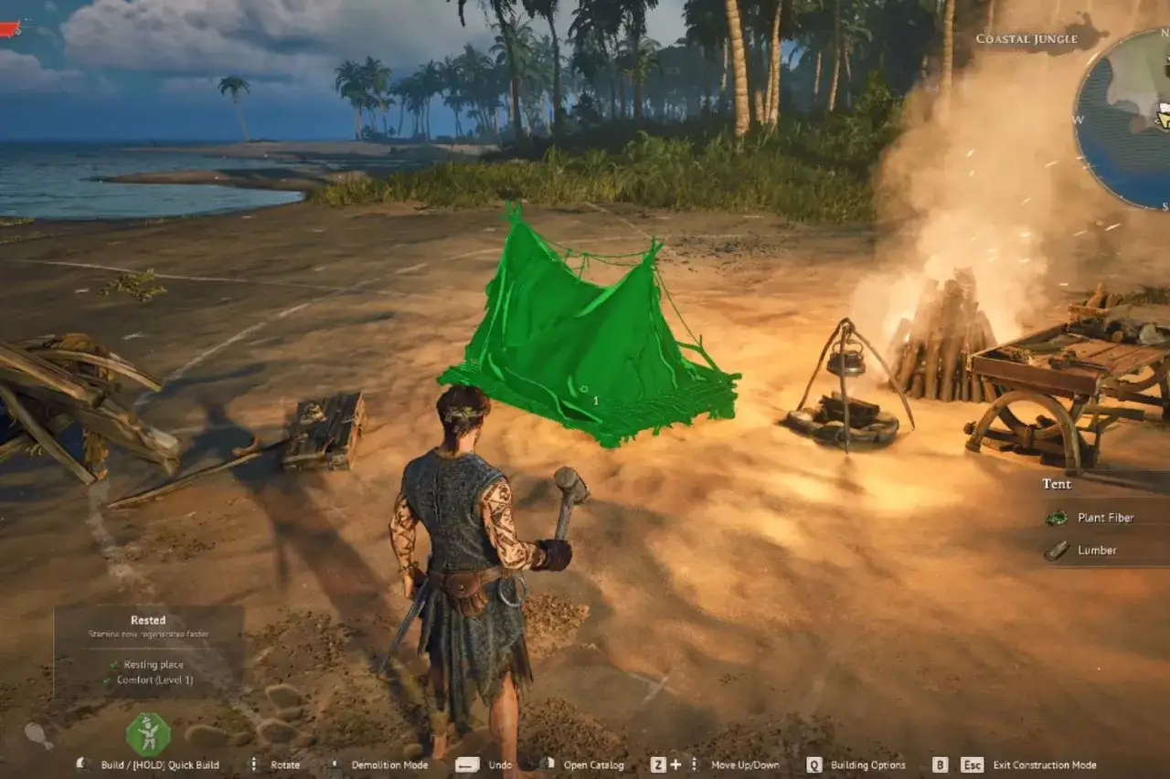 Un personaje construye una tienda verde en una playa tropical, cerca de una hoguera. &iexcl;Perfecto para el Steam Next Fest!