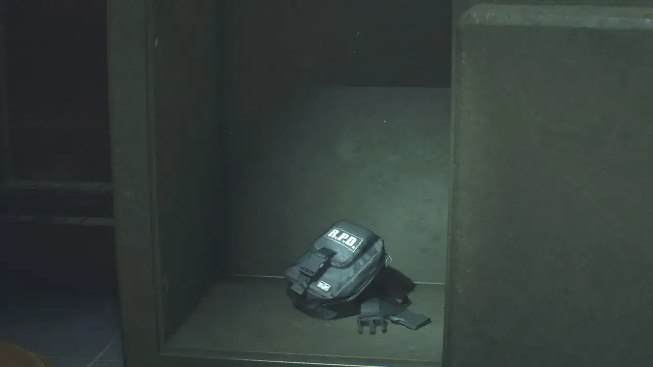 Bolsa R.P.D. dentro de una caja fuerte, un objeto clave para la supervivencia en Resident Evil 2.