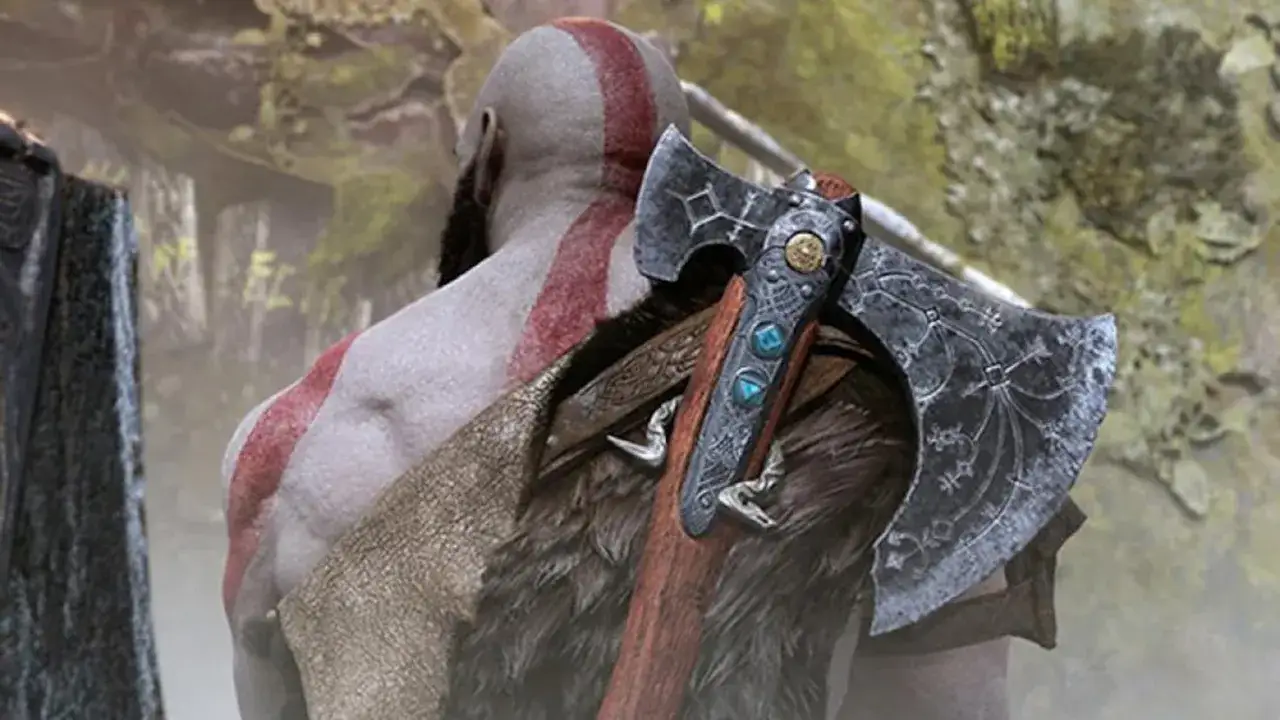 Kratos, el dios de la guerra, con su hacha Leviat&aacute;n a la espalda, se adentra en un bosque brumoso.
