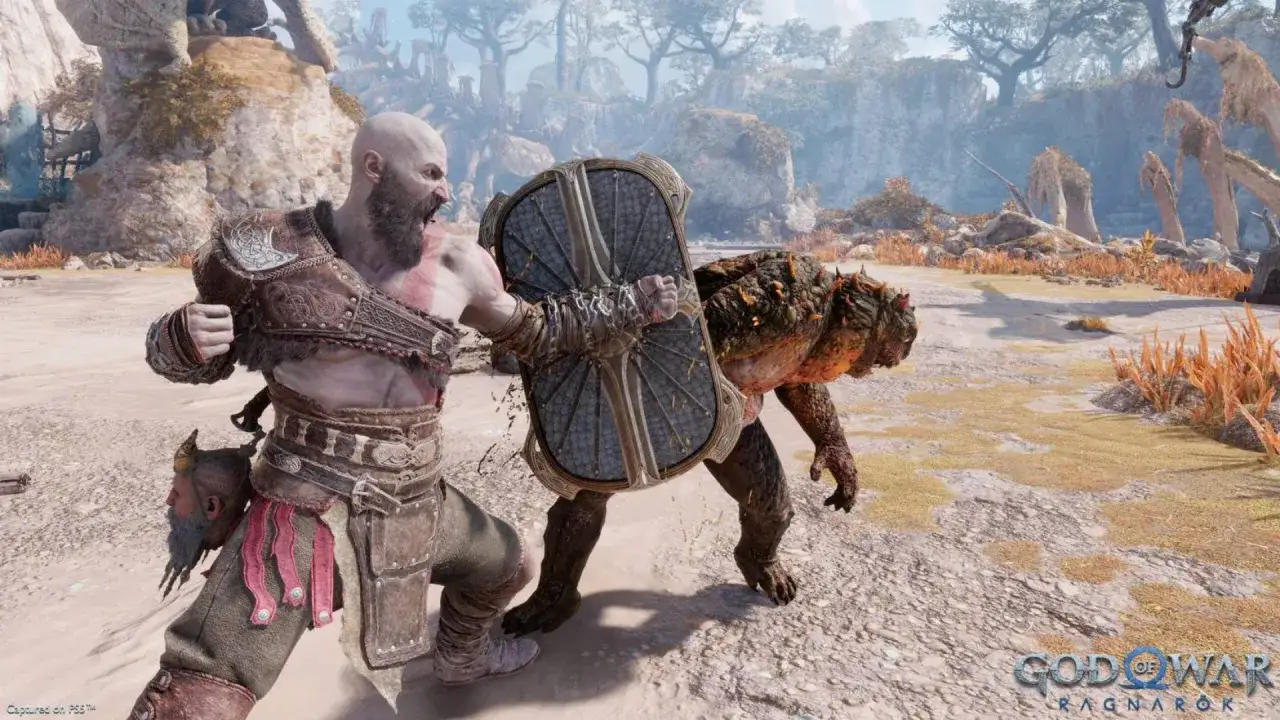 Kratos bloquea un ataque de un monstruo escamoso, escena de acci&oacute;n de God of War Ragnarok. &iexcl;Una gu&iacute;a para dominar el combate!