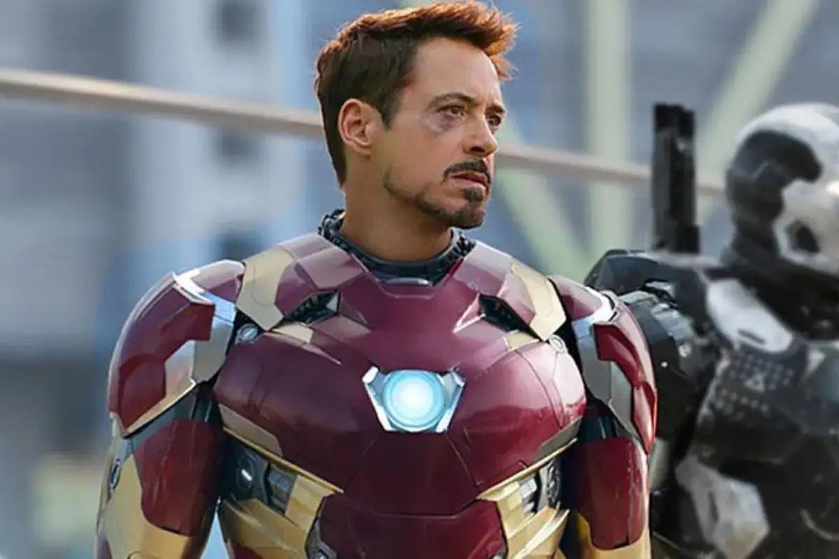 Tony Stark, el ic&oacute;nico Iron Man 1, con su armadura roja y dorada, listo para la acci&oacute;n.