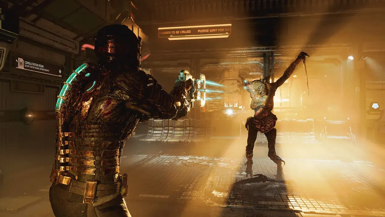 Isaac Clarke, en su traje de minero, dispara a un necromorfo en este momento clave de la gu&iacute;a de Dead Space Remake.