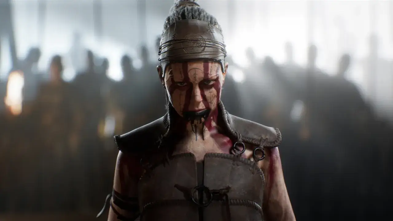 Senua, con su rostro pintado y mirada intensa, se prepara para la batalla en Hellblade 2.