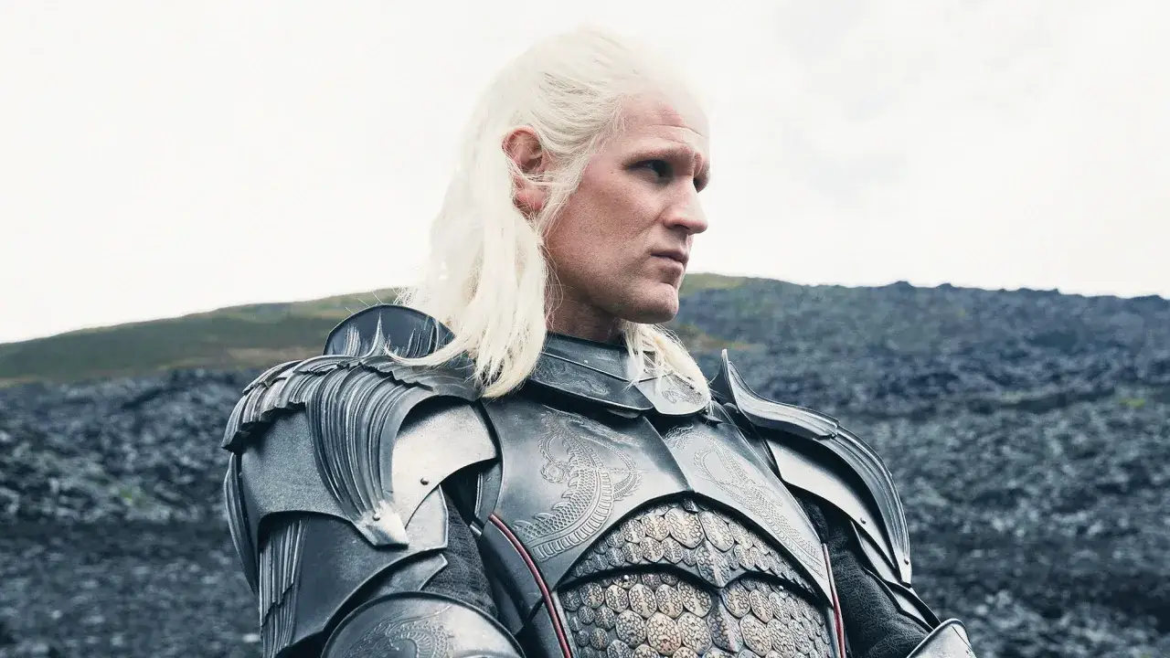 Pr&iacute;ncipe Daemon Targaryen, con su armadura de drag&oacute;n, listo para la acci&oacute;n en la casa del drag&oacute;n temporada 3.