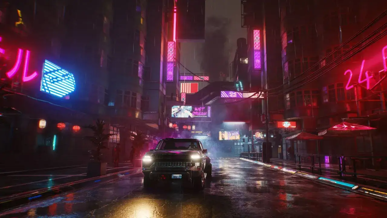 Un coche avanza por una calle mojada de Night City, iluminada por neones vibrantes. Una escena digna de una gu&iacute;a Cyberpunk 2077.