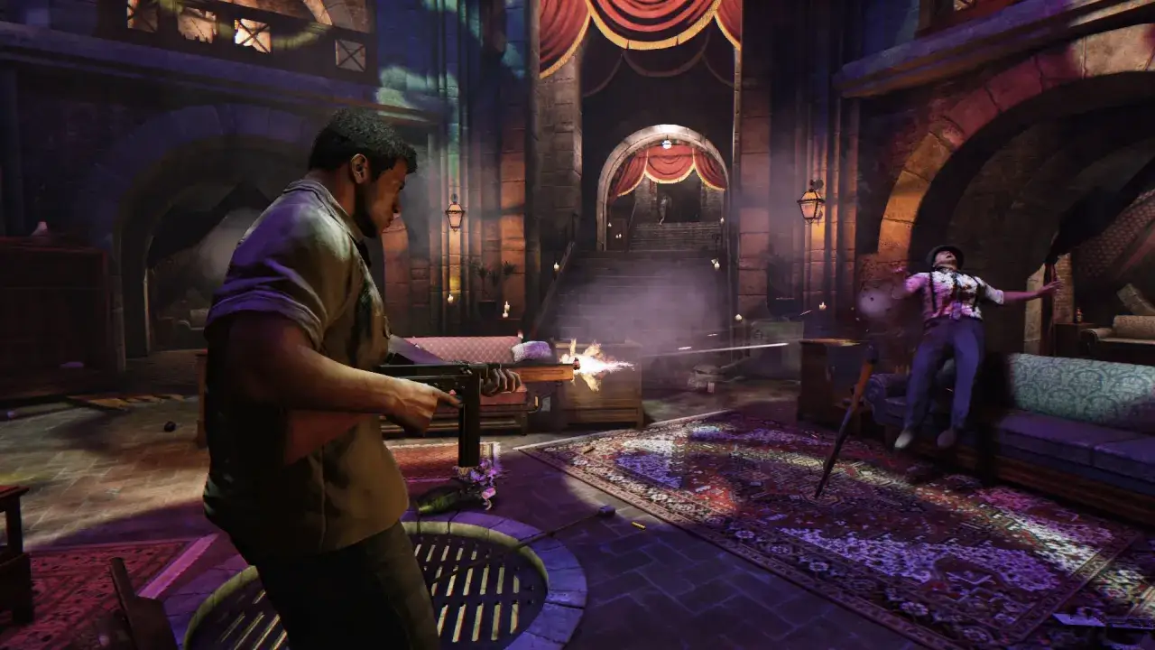Un hombre dispara un subfusil en un sal&oacute;n lujoso, mientras otro cae herido. Escena de acci&oacute;n de Mafia 3.