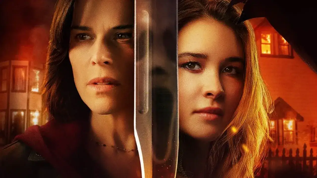 Dos mujeres, una con expresi&oacute;n de terror, y un cuchillo reflejan el peligro inminente en Scream 7. Casas en llamas al fondo.
