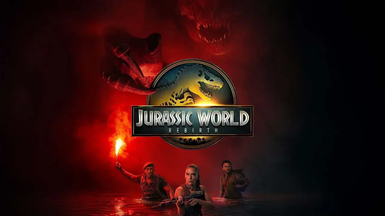 El logo de Jurassic World Rebirth 2025 con tres personas en el agua y un dinosaurio amenazante.