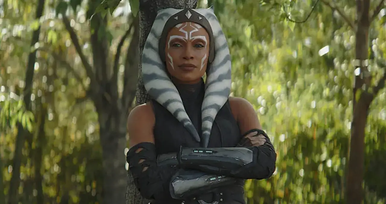 Ahsoka Tano, con su ic&oacute;nico maquillaje blanco y t&uacute;nica negra, se prepara para la acci&oacute;n en la esperada Ahsoka temporada 2.