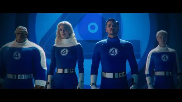 Las 4 fantásticas, con sus trajes azules y blancos, se preparan para la acción.