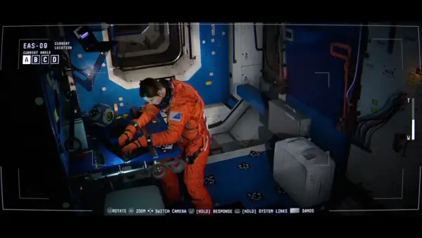 Astronauta en traje naranja trabajando en una consola dentro de una nave espacial, como en juegos del espacio pc.