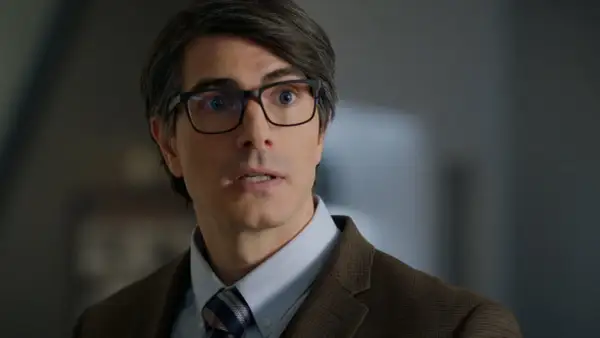 Clark Kent, el nombre que adopta Superman en la Tierra, con gafas y traje.