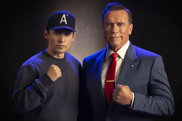 Arnold Schwarzenegger y un joven con gorra, listos para la acción en Kung Fury 2.