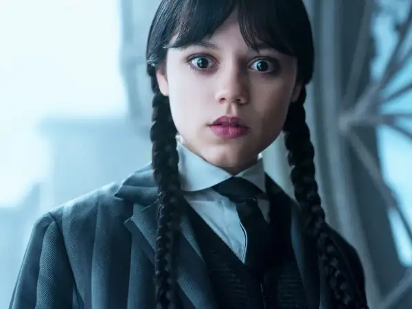 Primer plano de Merlina Addams con su icónico traje, lista para la acción en la temporada 2 de "Miércoles".