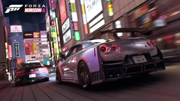 Dos coches deportivos compiten en una calle nocturna de Japón, con luces de neón y el logo de Forza Horizon 6. ¡Prepárate para los próximos juegos de Game Pass!