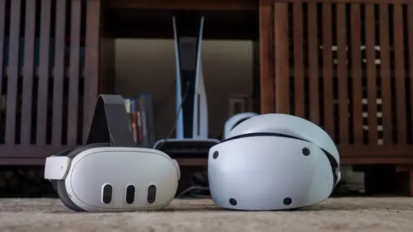 Dos cascos de realidad virtual y una consola de videojuegos listos para sumergirte en increíbles juegos vr.