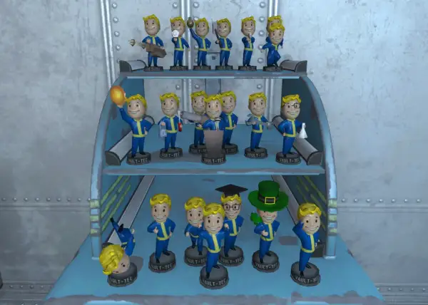 Colección de cabezones Fallout 4 en estantes, algunos sostienen objetos como un balón, una llave inglesa o un arma.