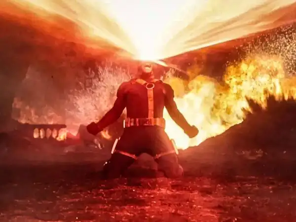 Ciclope de los X-Men libera su rayo óptico en medio de una explosión.