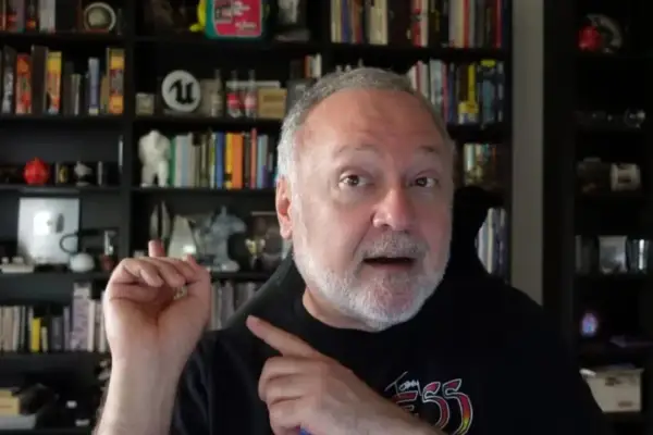 Tim Cain, con estanterías llenas de libros y objetos, habla con entusiasmo.