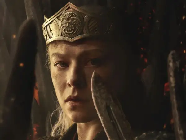 Rhaenyra Targaryen, con corona y mirada decidida, se prepara para la guerra en la temporada 3 de La casa del dragón.