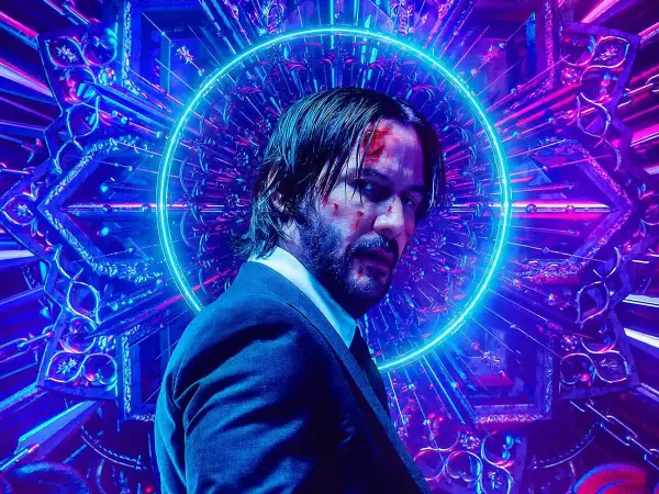 John Wick, con sangre en el rostro, mira fijamente bajo un halo azul neón. El fondo, un intrincado diseño geométrico en tonos morados y azules, anticipa la acción de John Wick 5.