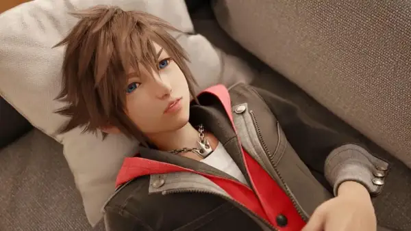Sora, protagonista de Kingdom Hearts IV, descansa en un sofá, con su icónica cadena de corona visible.
