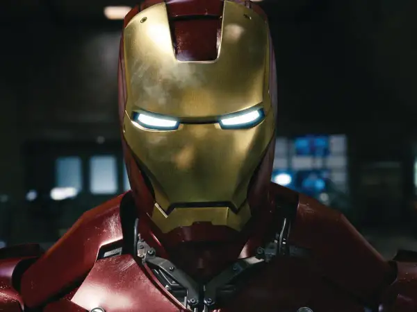 El icónico casco de **Iron Man 1**, con sus ojos brillantes y detalles dorados y rojos, listo para la acción.