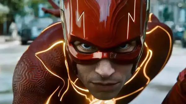 El Flash de DC Comics, con su traje rojo y detalles dorados, se prepara para la acción.
