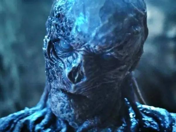 El rostro retorcido y azulado de Vecna, el villano de Stranger Things, con un ojo brillante y amenazante.