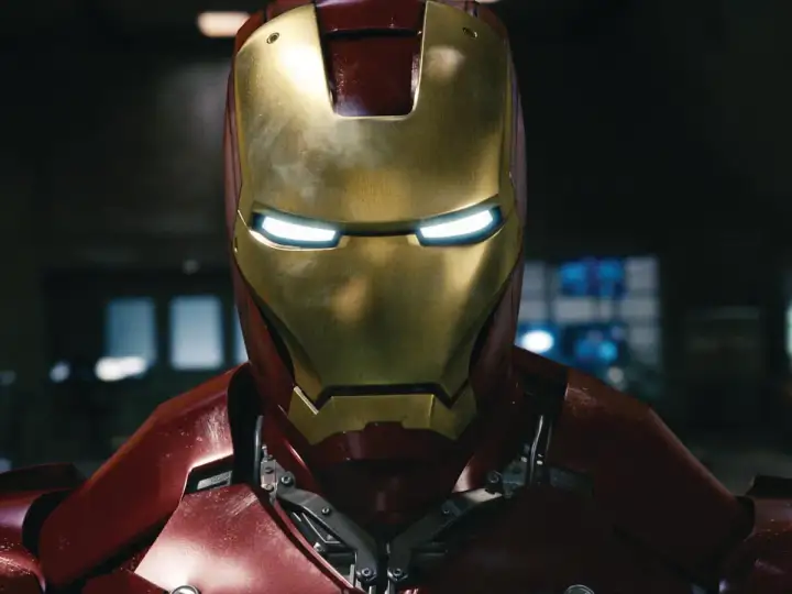 El icónico casco de **Iron Man 1**, con sus ojos brillantes y detalles dorados y rojos, listo para la acción.